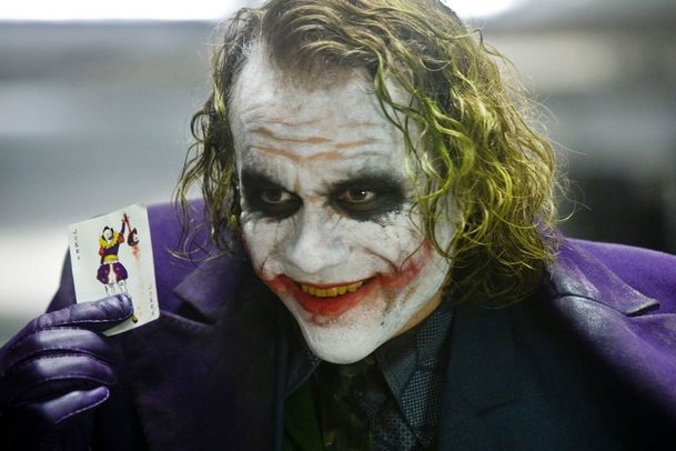 Temný rytíř: Ve filmu mohl být původně vysvětlen Jokerův původ | Fandíme filmu