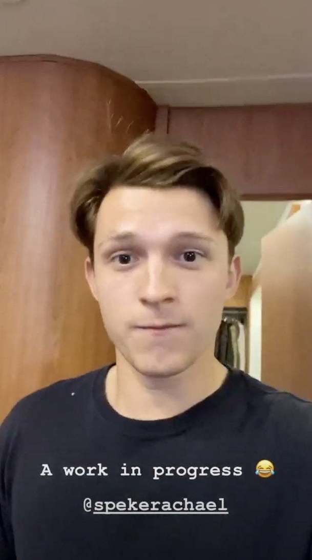 Uncharted: Tom Holland ukázal filmový účes a filmové svaly | Fandíme filmu