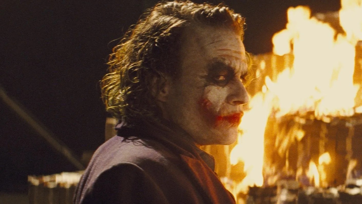 Temný rytíř: Ve filmu mohl být původně vysvětlen Jokerův původ