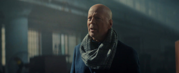 Hard Kill: Bruce Willis usíná v "akčním" traileru, ale aspoň má fešáckou šálu… | Fandíme filmu