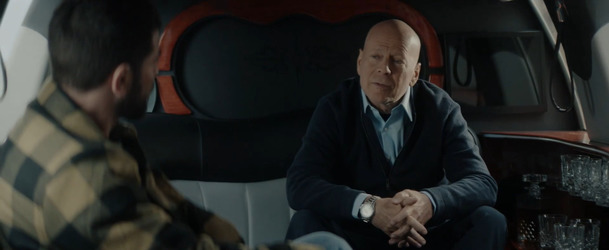 Hard Kill: Bruce Willis usíná v "akčním" traileru, ale aspoň má fešáckou šálu… | Fandíme filmu