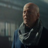 Hard Kill: Bruce Willis usíná v "akčním" traileru, ale aspoň má fešáckou šálu… | Fandíme filmu
