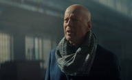 Hard Kill: Bruce Willis usíná v "akčním" traileru, ale aspoň má fešáckou šálu… | Fandíme filmu