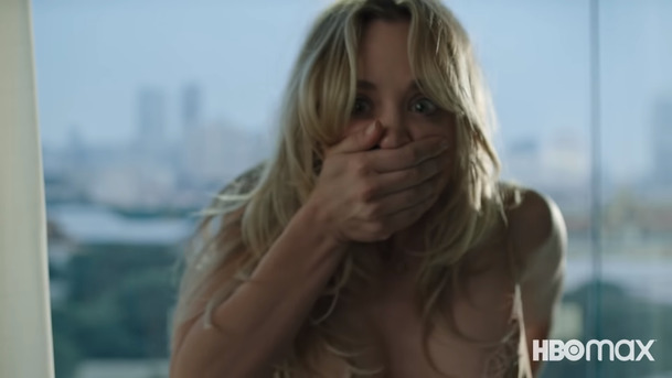 Recenze: Kaley Cuoco se v thrilleru Letuška úspěšně odpoutala od Penny | Fandíme serialům