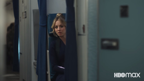 Recenze: Kaley Cuoco se v thrilleru Letuška úspěšně odpoutala od Penny | Fandíme serialům