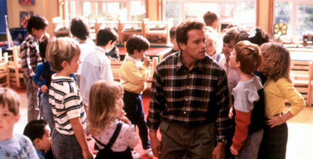Policajt ze školky: Po třiceti letech se Arnold Schwarzenegger znovu sešel se svojí třídou | Fandíme filmu