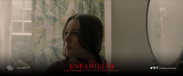 The Unfamiliar: Armádní lékařku pronásleduje v hutném traileru tajemné zlo | Fandíme filmu