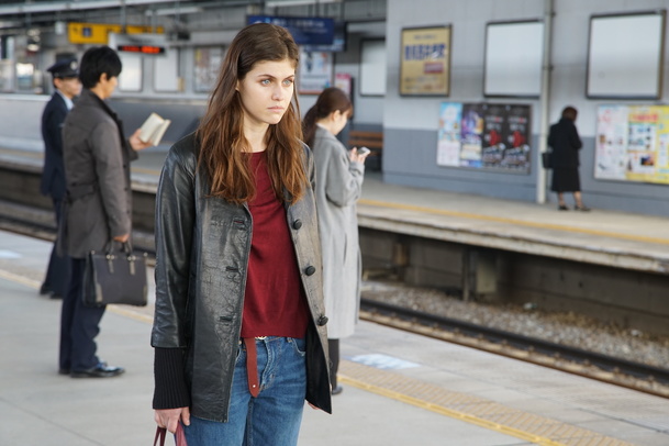 Lost Girls & Love Hotels: Alexandra Daddario, láska a smyslnost v neonovém Tokiu | Fandíme filmu