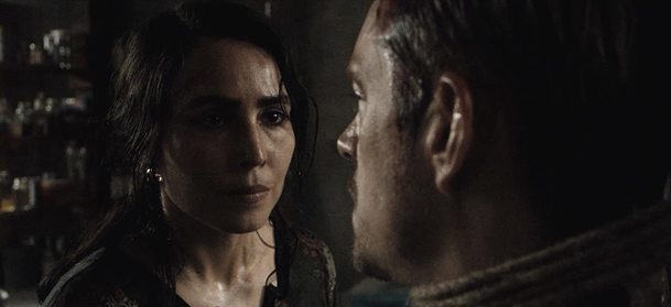 The Secrets We Keep: Noomi Rapace unese Joela Kinnamana a uvězní ho ve sklepě | Fandíme filmu