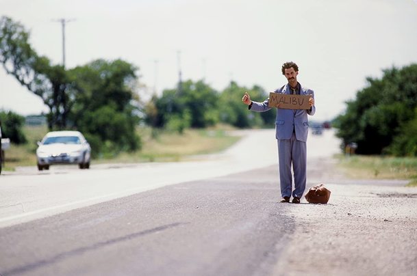 Borat 2: Šestý nejznámější Kazach v traileru  předvádí, jak si nandat roušku | Fandíme filmu