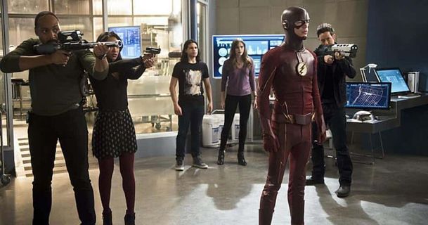 The Flash, Supergirl a spol. nemusí stihnout premiéru, filmaři stávkují | Fandíme serialům