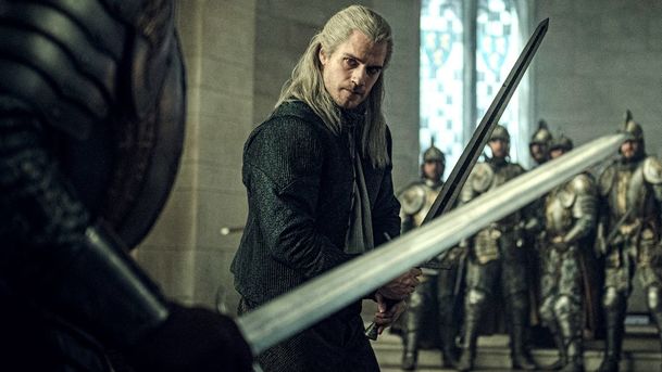 Zaklínač: Henry Cavill se při natáčení druhé série zranil | Fandíme serialům