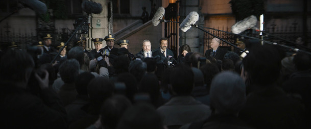 The Batman: Nové fotky z natáčení přibližují pohřební scénu z traileru | Fandíme filmu