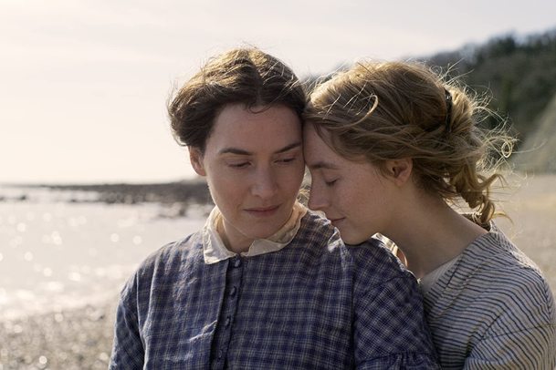 Ammonite: Mladičká Saoirse Ronan okouzlí postarší Kate Winslet | Fandíme filmu