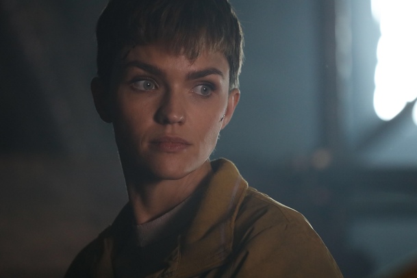 The Doorman: Ruby Rose si hraje na Smrtonosnou past s Jeanem Renem | Fandíme filmu