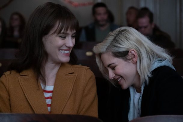 Happiest Season: Trailery naznačují, že romance s Kristen Stewart a Mackenzie Davis nezklame | Fandíme filmu