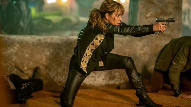 Halle Berry není ořezávátko, většinu akčních scén Johna Wicka 3 točila sama | Fandíme filmu