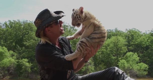 Nicolas Cage opravdu bude Pán tygrů - seriál přinese Amazon | Fandíme serialům