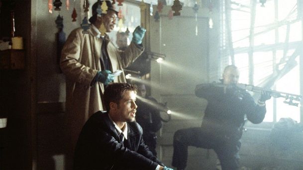 Sedm: Scénář kultovní detektivky se přepisoval kvůli zranění Brada Pitta | Fandíme filmu