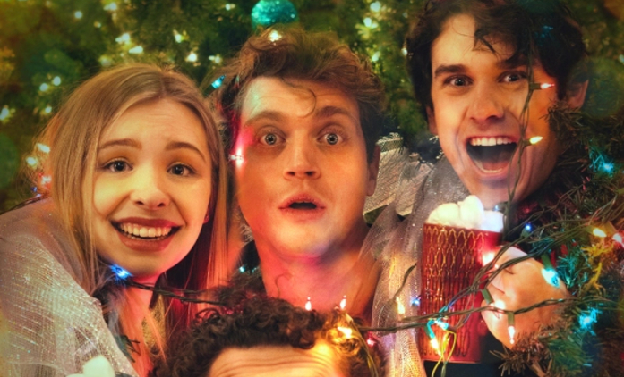Cup of Cheer: Komediální novinka si dělá srandu z přeslazených vánočních romancí | Fandíme filmu