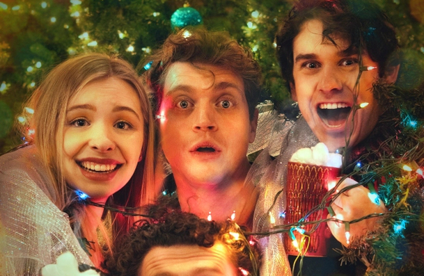 Cup of Cheer: Komediální novinka si dělá srandu z přeslazených vánočních romancí | Fandíme filmu