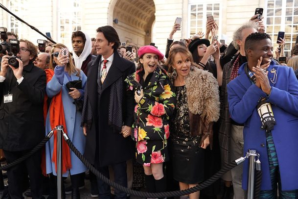 Emily in Paris: Tvůrce Sexu ve městě přichystal nový vztahový seriál pro Netflix | Fandíme serialům
