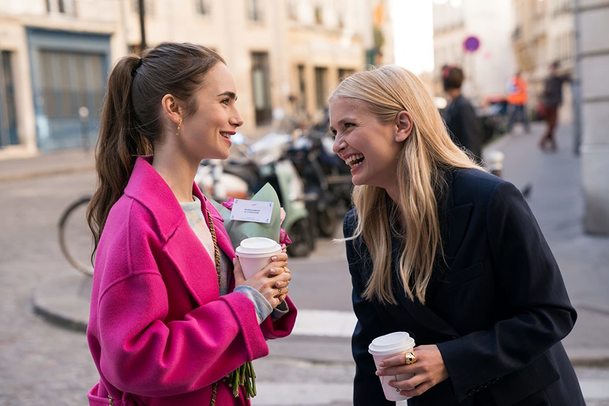 Emily in Paris: Tvůrce Sexu ve městě přichystal nový vztahový seriál pro Netflix | Fandíme serialům