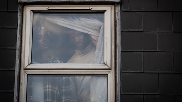 Jeho dům: Na migranty v Evropě čeká život v domě, ve kterém straší | Fandíme filmu