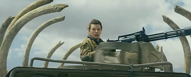 Monster Hunter: Milla Jovovich s rotačním kulometem se pouští do prvního střetu s písečným monstrem | Fandíme filmu