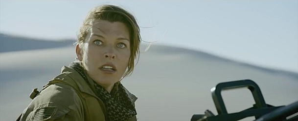 Monster Hunter: Milla Jovovich s rotačním kulometem se pouští do prvního střetu s písečným monstrem | Fandíme filmu