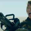 Monster Hunter: Milla Jovovich s rotačním kulometem se pouští do prvního střetu s písečným monstrem | Fandíme filmu