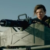 Monster Hunter: Milla Jovovich s rotačním kulometem se pouští do prvního střetu s písečným monstrem | Fandíme filmu