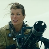 Monster Hunter: Milla Jovovich s rotačním kulometem se pouští do prvního střetu s písečným monstrem | Fandíme filmu