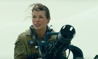 Monster Hunter: Milla Jovovich s rotačním kulometem se pouští do prvního střetu s písečným monstrem | Fandíme filmu