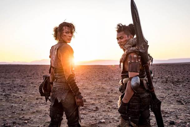 Monster Hunter: Milla Jovovich s rotačním kulometem se pouští do prvního střetu s písečným monstrem | Fandíme filmu