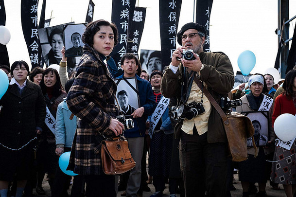 Minamata: Johnny Depp je k nepoznání v roli slavného válečného fotografa | Fandíme filmu