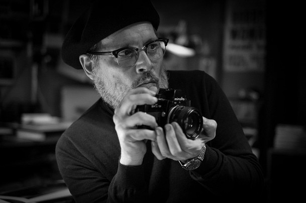 Minamata: Johnny Depp je k nepoznání v roli slavného válečného fotografa | Fandíme filmu