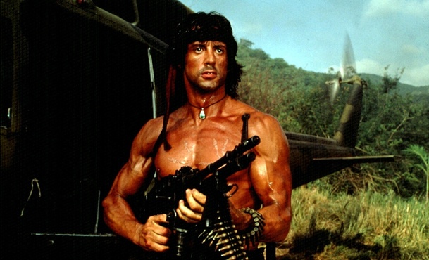 Rambo II: V akční řežbě se málem objevil coby Stalloneho parťák John Travolta | Fandíme filmu