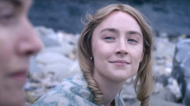 Ammonite: Saoirse Ronan a Kate Winslet prožívají i v nejnovějším traileru intimní chvilky | Fandíme filmu