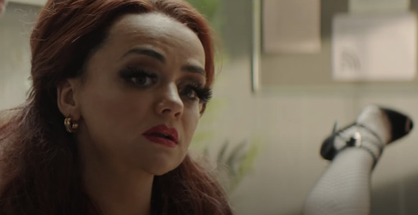 Adult Material: Pornoherečka se pokouší skloubit mateřství a kariéru | Fandíme serialům