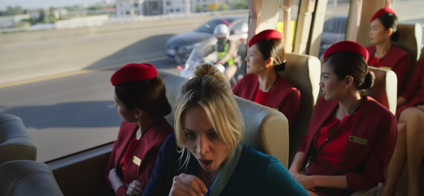 The Flight Attendant: Nový seriál s Kaley Cuoco v prvním traileru | Fandíme serialům
