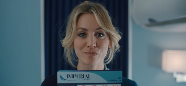 The Flight Attendant: Nový seriál s Kaley Cuoco v prvním traileru | Fandíme serialům