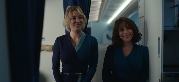 The Flight Attendant: Nový seriál s Kaley Cuoco v prvním traileru | Fandíme serialům