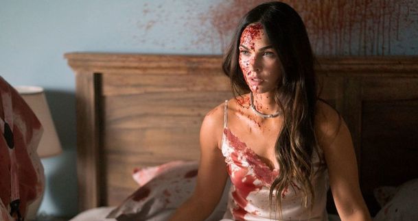 Till Death: Zkrvavená a spoutaná Megan Fox bojuje na prvních fotkách o život | Fandíme filmu