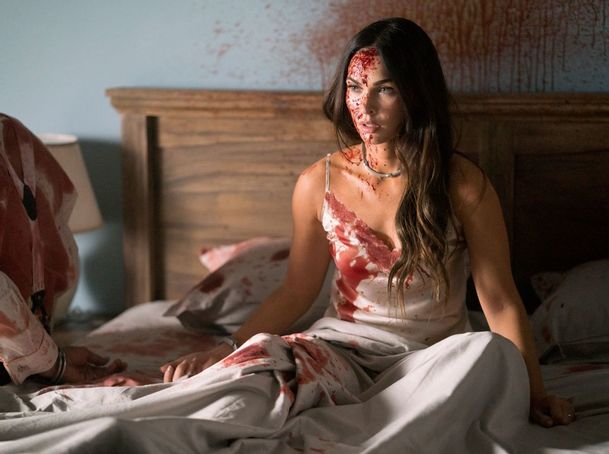 Till Death: Zkrvavená a spoutaná Megan Fox bojuje na prvních fotkách o život | Fandíme filmu