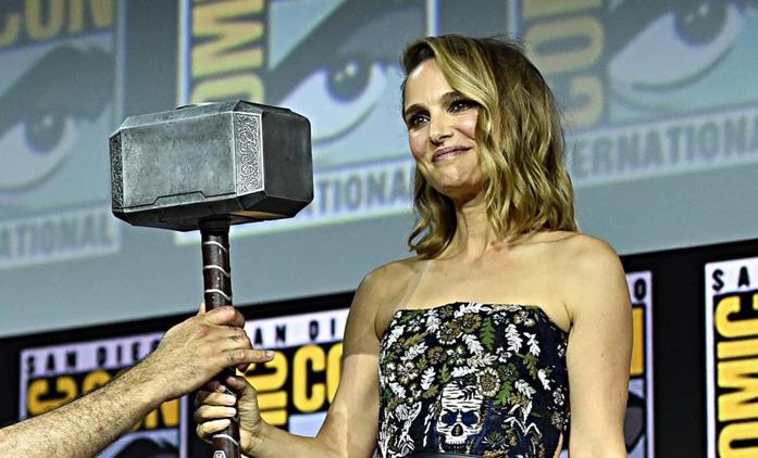 Thor: Love and Thunder: Namakaná Natalie Portman na prvních fotkách | Fandíme filmu