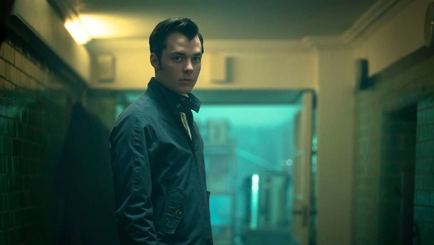 Pennyworth: Batmanův komorník se připomíná v nové upoutávce | Fandíme serialům