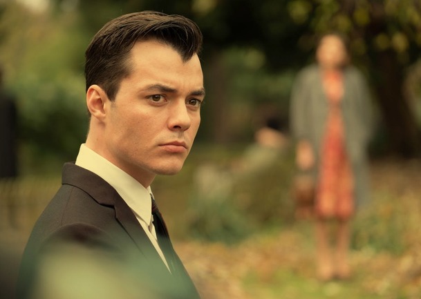 Pennyworth: Batmanův komorník se připomíná v nové upoutávce | Fandíme serialům