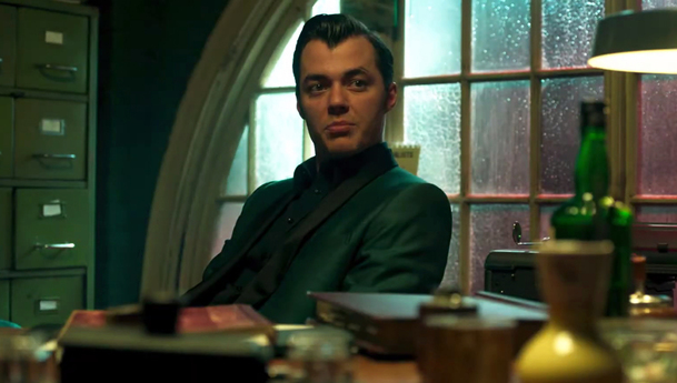 Pennyworth: Batmanův komorník se připomíná v nové upoutávce | Fandíme serialům