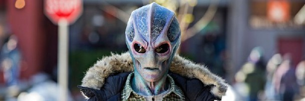 Resident Alien: Mimozemšťan na americkém maloměstě se snaží zapadnout a blíže se seznámit s lidskou rasou | Fandíme serialům